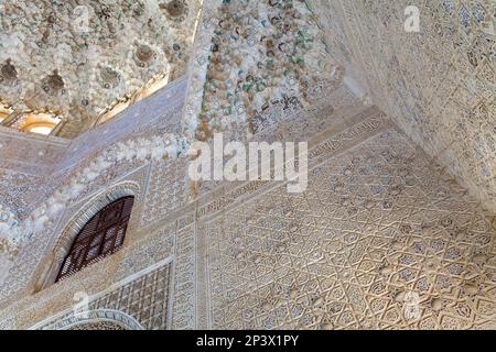 Particolare del muro e della cupola in Sala de Dos Hermanas, stanza delle due sorelle, Palazzo dei Lions, palazzi nazisti, Alhambra, Granada Andalusia, Spagna Foto Stock