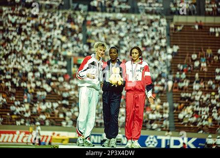 Jackie Joyner-Kersee (USA)-C- vince la medaglia d'oro nel Women's Long Jump, Heike Drechsler (GR) -L- Silver, Larysa Berezhna (URS) Bronze, al World Outdoor Track and Field Championships 1991 Foto Stock