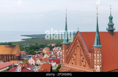 Frombork è famosa per il castello, la cattedrale e l'astronomo Nicolaus Copernico che visse e lavorò qui nel 1521-1543. Polonia. Foto Stock