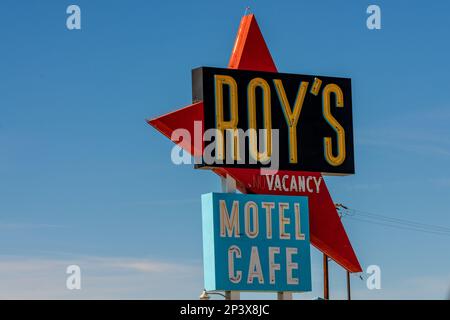 Mojave Desert, California, USA - Ottobre 30th 2021: L'iconico Roys Motel and Cafe lungo la Route 66 nel deserto della California Foto Stock
