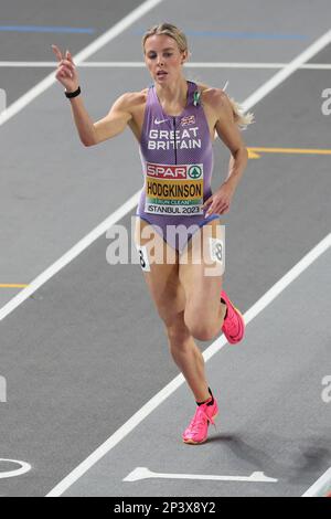 Istanbul, Turchia. 05th Mar, 2023. Atletica/indoor: Campionati europei. 800 metri donne finale. Keely Hodgkinson, medaglia d'oro dell'Inghilterra, si è rallegrato per il traguardo. Credit: Oliver Weiken/dpa/Alamy Live News Foto Stock