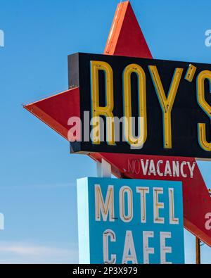 Mojave Desert, California, USA - Ottobre 30th 2021: L'iconico Roys Motel and Cafe lungo la Route 66 nel deserto della California Foto Stock