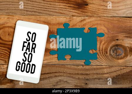 Segno di testo che mostra finora così bene. Le parole scritte sui progressi sono state soddisfacenti fino ad ora tutto va bene Foto Stock