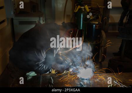 I guardiani nazionali dell'esercito dell'Oklahoma si sono riuniti per mettere alla prova le loro abilità meccaniche al secondo concorso annuale Mechanic of the Year tenutosi presso il Combined Support Maintenance Shop di Norman, Oklahoma, il 8 febbraio 2023. Otto squadre di quattro uomini hanno rappresentato i rispettivi negozi di manutenzione di tutto lo stato per mostrare le proprie competenze e dimostrare chi è il migliore meccanico, ma anche per entrare in rete tra gli altri concorrenti. (Foto della Guardia Nazionale dell'Oklahoma di Sgt. REECE Heck) Foto Stock