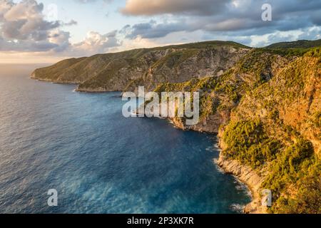 Splendida vista del mare turchese sull'isola di Zante al tramonto, isole ioniche, Grecia. Foto Stock