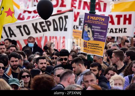 Atene, Grecia. 5th Mar, 2023. Migliaia di persone tengono striscioni e gridano slogan contro il governo. Più di 15 persone hanno organizzato una manifestazione davanti al parlamento protestando per il recente incidente ferroviario mortale di Tempi. (Credit Image: © Nikolas Georgiou/ZUMA Press Wire) SOLO PER USO EDITORIALE! Non per USO commerciale! Credit: ZUMA Press, Inc./Alamy Live News Foto Stock