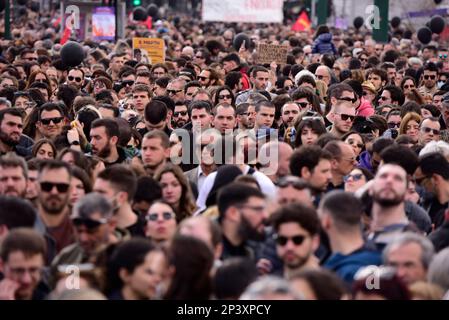 Atene, Grecia. 5th Mar, 2023. Migliaia di persone tengono striscioni e gridano slogan contro il governo. Più di 15 persone hanno organizzato una manifestazione davanti al parlamento protestando per il recente incidente ferroviario mortale di Tempi. (Credit Image: © Nikolas Georgiou/ZUMA Press Wire) SOLO PER USO EDITORIALE! Non per USO commerciale! Credit: ZUMA Press, Inc./Alamy Live News Foto Stock