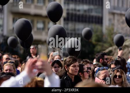 Atene, Grecia. 5th Mar, 2023. Migliaia di persone tengono striscioni e gridano slogan contro il governo. Più di 15 persone hanno organizzato una manifestazione davanti al parlamento protestando per il recente incidente ferroviario mortale di Tempi. (Credit Image: © Nikolas Georgiou/ZUMA Press Wire) SOLO PER USO EDITORIALE! Non per USO commerciale! Credit: ZUMA Press, Inc./Alamy Live News Foto Stock