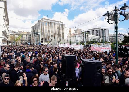 Atene, Grecia. 5th Mar, 2023. Migliaia di persone tengono striscioni e gridano slogan contro il governo. Più di 15 persone hanno organizzato una manifestazione davanti al parlamento protestando per il recente incidente ferroviario mortale di Tempi. (Credit Image: © Nikolas Georgiou/ZUMA Press Wire) SOLO PER USO EDITORIALE! Non per USO commerciale! Credit: ZUMA Press, Inc./Alamy Live News Foto Stock