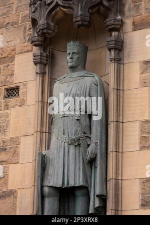 EDIMBURGO, SCOZIA, EUROPA - Statua di Robert the Bruce, re di Scozia, all'ingresso del Castello di Edimburgo. Scultore Thomas Clapperton. Foto Stock