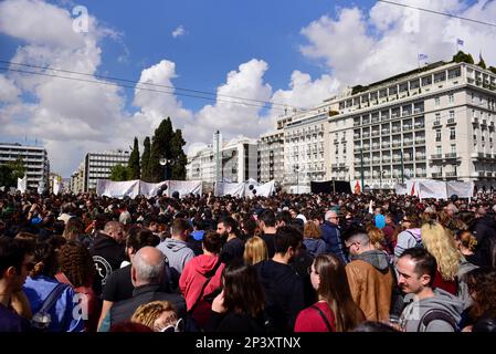 Atene, Grecia. 5th Mar, 2023. Migliaia di persone tengono striscioni e gridano slogan contro il governo. Più di 15 persone hanno organizzato una manifestazione davanti al parlamento protestando per il recente incidente ferroviario mortale di Tempi. (Credit Image: © Nikolas Georgiou/ZUMA Press Wire) SOLO PER USO EDITORIALE! Non per USO commerciale! Credit: ZUMA Press, Inc./Alamy Live News Foto Stock