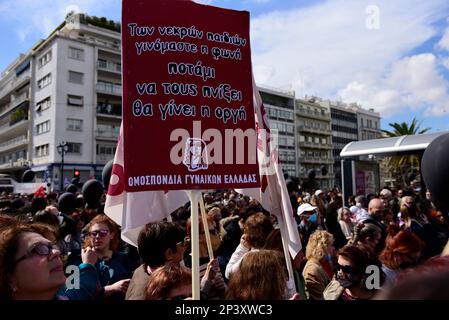 Atene, Grecia. 5th Mar, 2023. Migliaia di persone tengono striscioni e gridano slogan contro il governo. Più di 15 persone hanno organizzato una manifestazione davanti al parlamento protestando per il recente incidente ferroviario mortale di Tempi. (Credit Image: © Nikolas Georgiou/ZUMA Press Wire) SOLO PER USO EDITORIALE! Non per USO commerciale! Credit: ZUMA Press, Inc./Alamy Live News Foto Stock