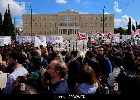 Atene, Grecia. 5th Mar, 2023. Migliaia di persone tengono striscioni e gridano slogan contro il governo. Più di 15 persone hanno organizzato una manifestazione davanti al parlamento protestando per il recente incidente ferroviario mortale di Tempi. (Credit Image: © Nikolas Georgiou/ZUMA Press Wire) SOLO PER USO EDITORIALE! Non per USO commerciale! Credit: ZUMA Press, Inc./Alamy Live News Foto Stock