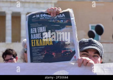 Atene, Grecia. 5th Mar, 2023. Migliaia di persone tengono striscioni e gridano slogan contro il governo. Più di 15 persone hanno organizzato una manifestazione davanti al parlamento protestando per il recente incidente ferroviario mortale di Tempi. (Credit Image: © Nikolas Georgiou/ZUMA Press Wire) SOLO PER USO EDITORIALE! Non per USO commerciale! Credit: ZUMA Press, Inc./Alamy Live News Foto Stock