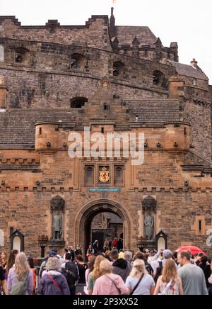 EDIMBURGO, SCOZIA, EUROPA - turisti all'ingresso del Castello di Edimburgo. Foto Stock