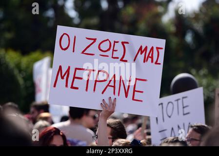 Atene, Grecia. 5th Mar, 2023. Il cartellone dice, la nostra vita conta. Più di 15 persone hanno organizzato una manifestazione davanti al parlamento protestando per il recente incidente ferroviario mortale di Tempi. (Credit Image: © Nikolas Georgiou/ZUMA Press Wire) SOLO PER USO EDITORIALE! Non per USO commerciale! Credit: ZUMA Press, Inc./Alamy Live News Foto Stock