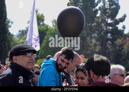 Atene, Grecia. 5th Mar, 2023. Migliaia di persone tengono striscioni e gridano slogan contro il governo. Più di 15 persone hanno organizzato una manifestazione davanti al parlamento protestando per il recente incidente ferroviario mortale di Tempi. (Credit Image: © Nikolas Georgiou/ZUMA Press Wire) SOLO PER USO EDITORIALE! Non per USO commerciale! Credit: ZUMA Press, Inc./Alamy Live News Foto Stock