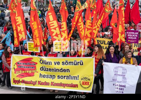 Istanbul, Istanbul, Turchia. 5th Mar, 2023. La Platform Association and Women's Organisations si è riunita a Istanbul KadÄ±kÃ¶e ha organizzato un'azione per fermare le femminicidi, prevenire la violenza contro le donne e gli abusi sui bambini, cantare ''donne in vita lunga, bambini in vita lunga'' prima del 8 marzo Giornata internazionale delle donne. (Credit Image: © Tolga Uluturk/ZUMA Press Wire) SOLO PER USO EDITORIALE! Non per USO commerciale! Credit: ZUMA Press, Inc./Alamy Live News Foto Stock