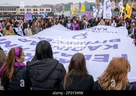 Istanbul, Istanbul, Turchia. 5th Mar, 2023. La Platform Association and Women's Organisations si è riunita a Istanbul KadÄ±kÃ¶e ha organizzato un'azione per fermare le femminicidi, prevenire la violenza contro le donne e gli abusi sui bambini, cantare ''donne in vita lunga, bambini in vita lunga'' prima del 8 marzo Giornata internazionale delle donne. (Credit Image: © Tolga Uluturk/ZUMA Press Wire) SOLO PER USO EDITORIALE! Non per USO commerciale! Credit: ZUMA Press, Inc./Alamy Live News Foto Stock