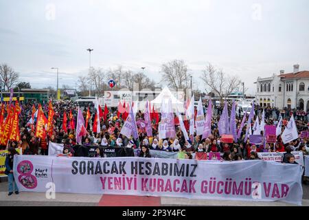 Istanbul, Istanbul, Turchia. 5th Mar, 2023. La Platform Association and Women's Organisations si è riunita a Istanbul KadÄ±kÃ¶e ha organizzato un'azione per fermare le femminicidi, prevenire la violenza contro le donne e gli abusi sui bambini, cantare ''donne in vita lunga, bambini in vita lunga'' prima del 8 marzo Giornata internazionale delle donne. (Credit Image: © Tolga Uluturk/ZUMA Press Wire) SOLO PER USO EDITORIALE! Non per USO commerciale! Credit: ZUMA Press, Inc./Alamy Live News Foto Stock