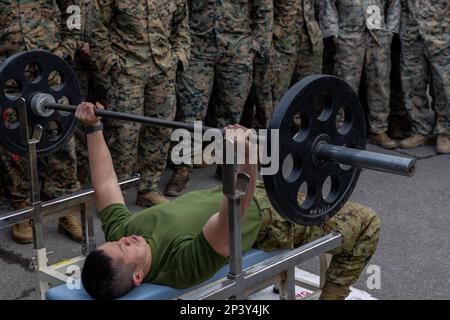 Un soldato della forza di autodifesa di terra del Giappone con il reggimento di Rapid Deployment anfibio 1st compete durante una competizione di stampa di banco tra gli Stati Uniti Marines con l'unità di spedizione marina del 31st e i soldati JGSDF come parte di Iron Fist 23 a Hijudai, Giappone, 19 febbraio 2023. Il concorso amichevole si è tenuto per promuovere la cameratismo tra i partecipanti. Iron Fist è un esercizio bilaterale annuale destinato ad aumentare l'interoperabilità e a rafforzare le relazioni tra gli Stati Uniti Marine Corps, Stati Uniti Navy, la JGSDF e la forza di autodifesa marittima giapponese. Foto Stock