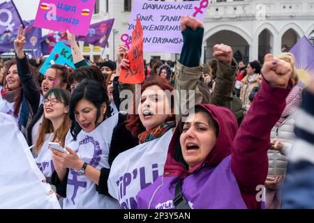 Istanbul, Istanbul, Turchia. 5th Mar, 2023. La Platform Association and Women's Organisations si è riunita a Istanbul KadÄ±kÃ¶e ha organizzato un'azione per fermare le femminicidi, prevenire la violenza contro le donne e gli abusi sui bambini, cantare ''donne in vita lunga, bambini in vita lunga'' prima del 8 marzo Giornata internazionale delle donne. (Credit Image: © Tolga Uluturk/ZUMA Press Wire) SOLO PER USO EDITORIALE! Non per USO commerciale! Credit: ZUMA Press, Inc./Alamy Live News Foto Stock