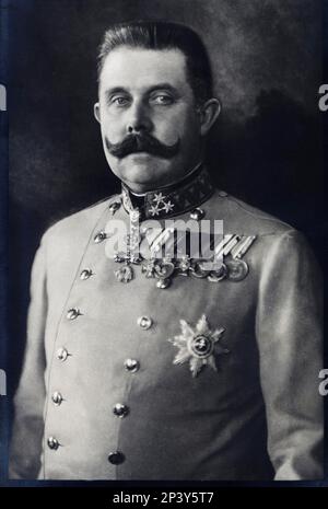 1913 , Wien , Austria :l'arciduca AUSTRIACA Erzherzog FRANZ FERDINAND ABSBURG von Osterreich d'ESTE ( 1863 - 1914 ), marito della principessa SOPHIA CHOTEK von Chotkova und Wognin , Duckessa di HOHENBERG ( 1868 - 1914 ). UCCISI insieme A SARAJEVO il 28 giugno 1914 . - Prima GUERRA Mondiale - Impero Austroungarico - ASBURGO - ABSBURGO - FRANCESCO FERDINANDO Arciduca d'AUSTRIA - ASBURGO - ASBURGO - BAFFI - baffi - divisa militare uniforme - medaglia medaglie - Addobbi - Medaglie - Principe ereditario - nobili ---- Archivio GBB Foto Stock