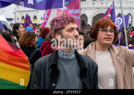 Istanbul, Istanbul, Turchia. 5th Mar, 2023. La Platform Association and Women's Organisations si è riunita a Istanbul KadÄ±kÃ¶e ha organizzato un'azione per fermare le femminicidi, prevenire la violenza contro le donne e gli abusi sui bambini, cantare ''donne in vita lunga, bambini in vita lunga'' prima del 8 marzo Giornata internazionale delle donne. (Credit Image: © Tolga Uluturk/ZUMA Press Wire) SOLO PER USO EDITORIALE! Non per USO commerciale! Credit: ZUMA Press, Inc./Alamy Live News Foto Stock