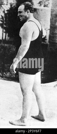 1930 ca. : La famosa gangstern al CAPONE ( Alphonse Caponi , New York , 1899 - Palm Spring 1947 ) nella sua Villa in Palm Spring - delinquente - mafia - mafioso - profilo - costume da bagno ---- Archivio GBB Foto Stock