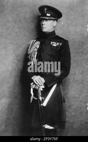 1920 ca., GRAN BRETAGNA : il principe d'Inghilterra EDOARDO di York ( dopo il principe e duca di Galles e dopo l'abdicazione di Miss Wallis Simpson : duca di WINDSOR ) ( 1894 - 1972 ), dal 1936 re EDOARDO VIII . In questa foto è vestito in uniforme militare - CASA REALE - ROYALTY - REALI - nobiltà - nobiltà - colletto - militare uniforme divisa - cappello - cappello - spada - spada ---- Archivio GBB Foto Stock