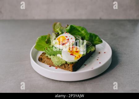 Delizioso toast con avocado e uova sode. Concetto di cibo delizioso. Foto Stock