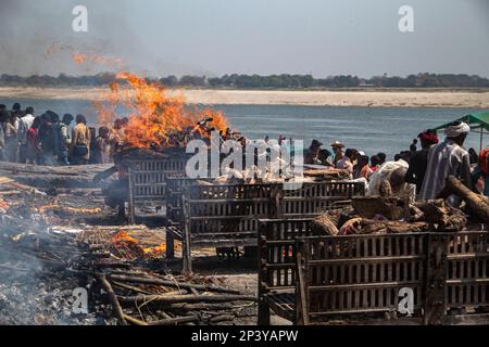 Varanasi, Uttarprades, India. 4th Mar, 2023. La gente del Kashi si riunisce al ghat di Manikarnika per celebrare la Chita Bhasma Holi. E' un'occasione molto propizia per tutti gli Agoris, i saggi e i Nagas. Secondo la fede della nostra Scrittura vedica, i fantasmi, i fantasmi e tutti i devoti di Lord Shiva si riuniscono sul ghat di Manikarnika per celebrare Masan Holi con la loro divinità Shiva. (Credit Image: © Sudip Chanda/Pacific Press via ZUMA Press Wire) SOLO PER USO EDITORIALE! Non per USO commerciale! Foto Stock