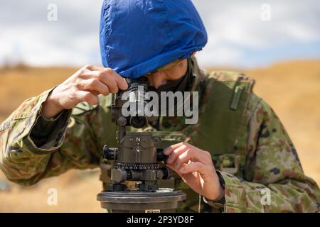 Un soldato con il 1st Amphibious Rapid Deployment Regiment, Japan Ground Self-Defense Force, regola un sistema mortaio per un esercizio bilaterale di mortaio con gli Stati Uniti Marines del Battalion Landing Team 1/4, 31st Marine Expeditionary Unit, durante Iron Fist 23 a Hijudai, Giappone, 20 febbraio 2023. L'esercizio di fuoco vivo è stato condotto per stabilire una comprensione delle rispettive procedure operative. Iron Fist è un esercizio bilaterale annuale destinato ad aumentare l'interoperabilità e a rafforzare le relazioni tra gli Stati Uniti Marine Corps, Stati Uniti Navy, il JGSDF, e il Giappone Maritime Self- Foto Stock