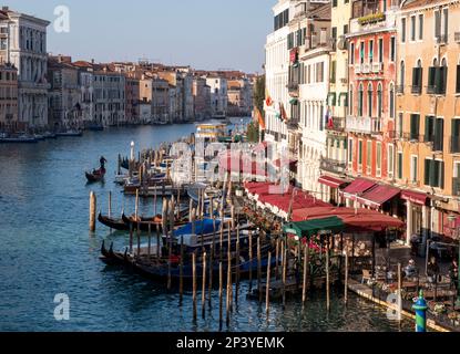 Gondoliere e passeggeri sul Canal Grande al Ponte di Rialto, Venezia, Italia Foto Stock
