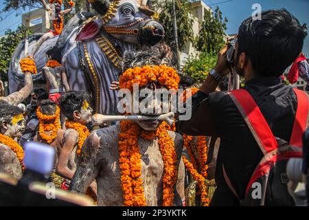 Varanasi, Uttarprades, India. 4th Mar, 2023. La gente del Kashi si riunisce al ghat di Manikarnika per celebrare la Chita Bhasma Holi. E' un'occasione molto propizia per tutti gli Agoris, i saggi e i Nagas. Secondo la fede della nostra Scrittura vedica, i fantasmi, i fantasmi e tutti i devoti di Lord Shiva si riuniscono sul ghat di Manikarnika per celebrare Masan Holi con la loro divinità Shiva. (Credit Image: © Sudip Chanda/Pacific Press via ZUMA Press Wire) SOLO PER USO EDITORIALE! Non per USO commerciale! Foto Stock