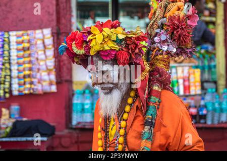 Varanasi, Uttarprades, India. 4th Mar, 2023. La gente del Kashi si riunisce al ghat di Manikarnika per celebrare la Chita Bhasma Holi. E' un'occasione molto propizia per tutti gli Agoris, i saggi e i Nagas. Secondo la fede della nostra Scrittura vedica, i fantasmi, i fantasmi e tutti i devoti di Lord Shiva si riuniscono sul ghat di Manikarnika per celebrare Masan Holi con la loro divinità Shiva. (Credit Image: © Sudip Chanda/Pacific Press via ZUMA Press Wire) SOLO PER USO EDITORIALE! Non per USO commerciale! Foto Stock