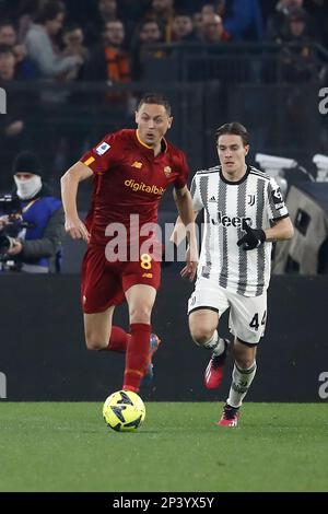 Roma, Italia. 05th Mar, 2023. Nemanja Matic, a sinistra, di AS Roma, è inseguito da Nicolo' Fagioli, di Juventus, durante la Serie Una partita di calcio tra Roma e Juventus allo stadio Olimpico di Roma, Roma, 05 marzo 2023. Credit: Riccardo De Luca - Update Images/Alamy Live News Foto Stock