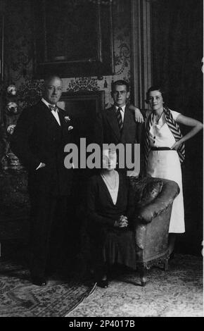 1930 ca. , Milano , Italia : : l'italiano IDA BORLETTI ( nata a Milano nel 1910 ) , con il ricco padre senatore Senatore Borletti ( Milano 1880 - 1939 ) fondatore di RINASCENTE ( 1917 ) e proprietario di SNIA VISCOSA . In questa foto con la madre Anna Borletti e il fratello Romualdo ( Micio ). Ida fu un celebre collezionista d'arte , e la Scala finanzieri , amico di Indro Montanelli , sposò con Ingenier Lucio POZZI il 25 giugno 1932 . Nel 1956 sposò l'inglese Michael Noble. - INDUSTRIA - INDUSTRIA - INDUSTRIA - SEGNALE DI MILANO - VIP - COLLEZIONISTA D' ARTE - RITRATTO - FAMIGLIA ---- Foto Stock