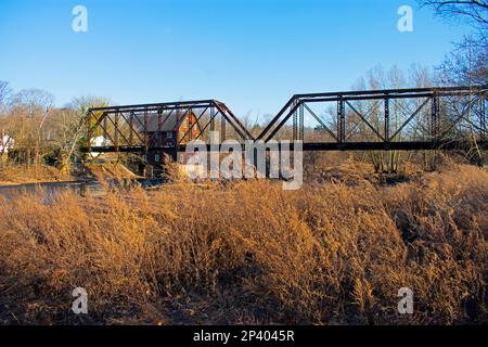 La storica millhouse dietro il ponte ferroviario storico abbandonato che attraversa il fiume Raritan alla stazione Neshanic di Branchburg, New Jersey, USA -05 Foto Stock