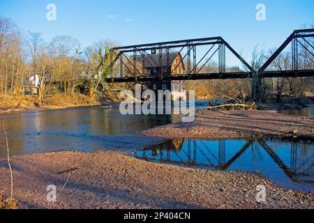 La storica millhouse dietro il ponte ferroviario storico abbandonato che attraversa il fiume Raritan alla stazione Neshanic di Branchburg, New Jersey, USA -06 Foto Stock