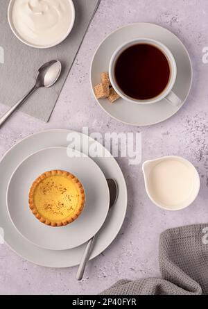 Fotografia alimentare di tè, latte, caffè, yogurt, crostata alla crema, zucchero, bevande, bevande, colazione Foto Stock