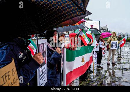 Smirne, Turchia. 05th Mar, 2023. I manifestanti portano bandiere e cartelli iraniani che esprimono la loro opinione durante una manifestazione. Gli iraniani che vivono a Izmir si sono riuniti in Piazza Alsancak Gündo?du per protestare contro il governo iraniano dopo i giovani e gli animali uccisi dal gas chimico in Iran. (Foto di Murat Kocabas/SOPA Images/Sipa USA) Credit: Sipa USA/Alamy Live News Foto Stock