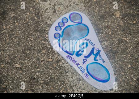 Madrid, Madrid, Spagna. 5th Mar, 2023. L'Espacio de Mujeres El Sol de la Conce, uno dei gruppi femministi più attivi di Ciudad Lineal, ha proposto una sfida ambiziosa per la settimana del 8 marzo Giornata internazionale della donna: Formare una grande catena umana che collega il murale delle donne pionieristiche del centro sportivo la Concepcion con una delle pietre angolari del Parco Calero. L'atto, che ha l'obiettivo di indicare e denunciare la violenza che le donne subiscono quotidianamente, rendendo visibile la lotta femminista e unendo le forze di fronte al 8M. Il murale si trova accanto alla porta principale di Foto Stock