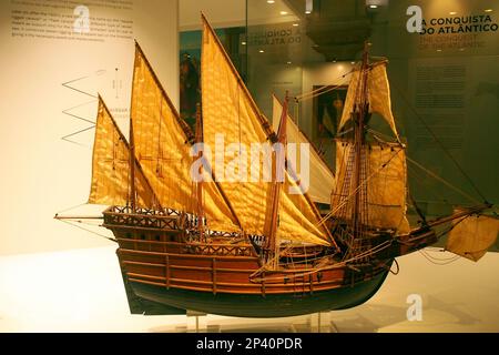 caravel a manica quadrata, modello in scala di nave a vela del 15th° secolo, presso il Museo della Marina, Museu de Marinha, Belem, Lisbona, Portogallo Foto Stock