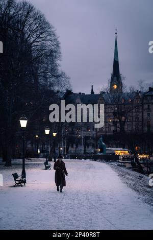 Donna che cammina da sola di notte a Stoccolma, Svezia Foto Stock