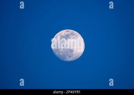 Milano, Italia. 05 marzo 2023. La luna piena è vista prima della Serie A una partita di calcio tra FC Internazionale e US Lecce. Credit: Nicolò campo/Alamy Live News Foto Stock