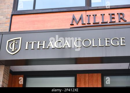 ITHACA, NEW YORK - 26 FEBBRAIO 2023: L'Ithaca College firma sul Commons nel centro di Ithaca. Foto Stock