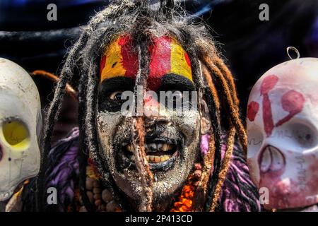 Varanasi, Uttarprades, India. 4th Mar, 2023. La gente del Kashi si riunisce al ghat di Manikarnika per celebrare la Chita Bhasma Holi. E' un'occasione molto propizia per tutti gli Agoris, i saggi e i Nagas. Secondo la fede della nostra Scrittura vedica, i fantasmi, i fantasmi e tutti i devoti di Lord Shiva si riuniscono sul ghat di Manikarnika per celebrare Masan Holi con la loro divinità Shiva. (Credit Image: © Sudip Chanda/Pacific Press via ZUMA Press Wire) SOLO PER USO EDITORIALE! Non per USO commerciale! Foto Stock