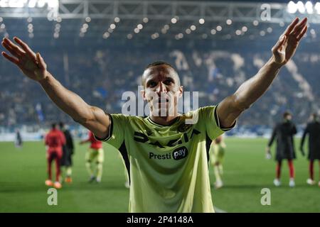 Bergamo, Italia. 04th Mar, 2023. Italia, Bergamo, 4 marzo 2023: Rodrigo Becao (difensore Udinese) saluta i tifosi al termine della partita di calcio ATALANTA vs UDINESE, Serie A Tim 2022-2023 Day 25 allo stadio Gewiss. (Foto di Fabrizio Andrea Bertani/Pacific Press/Sipa USA) Credit: Sipa USA/Alamy Live News Foto Stock