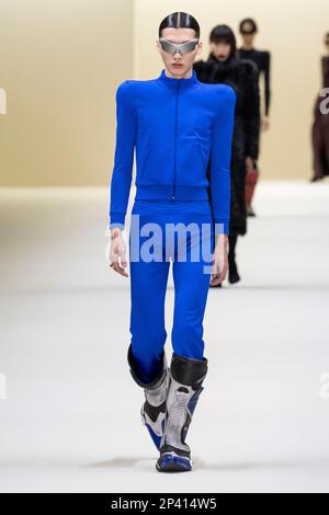 Parigi, Francia. 05th Mar, 2023. Una modella cammina sulla pista alla sfilata di moda Balenciaga durante la sfilata di moda Autunno Inverno 2023 Collections al Paris Fashion Week di Parigi il 5 2023 marzo. (Foto di Jonas Gustavsson/Sipa USA) Credit: Sipa USA/Alamy Live News Foto Stock